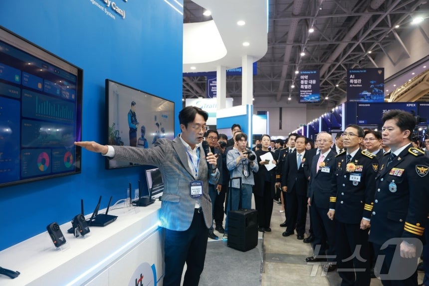 [뉴스1] 제7회 국제치안산업대전 설명 듣는 유재성 직무대행